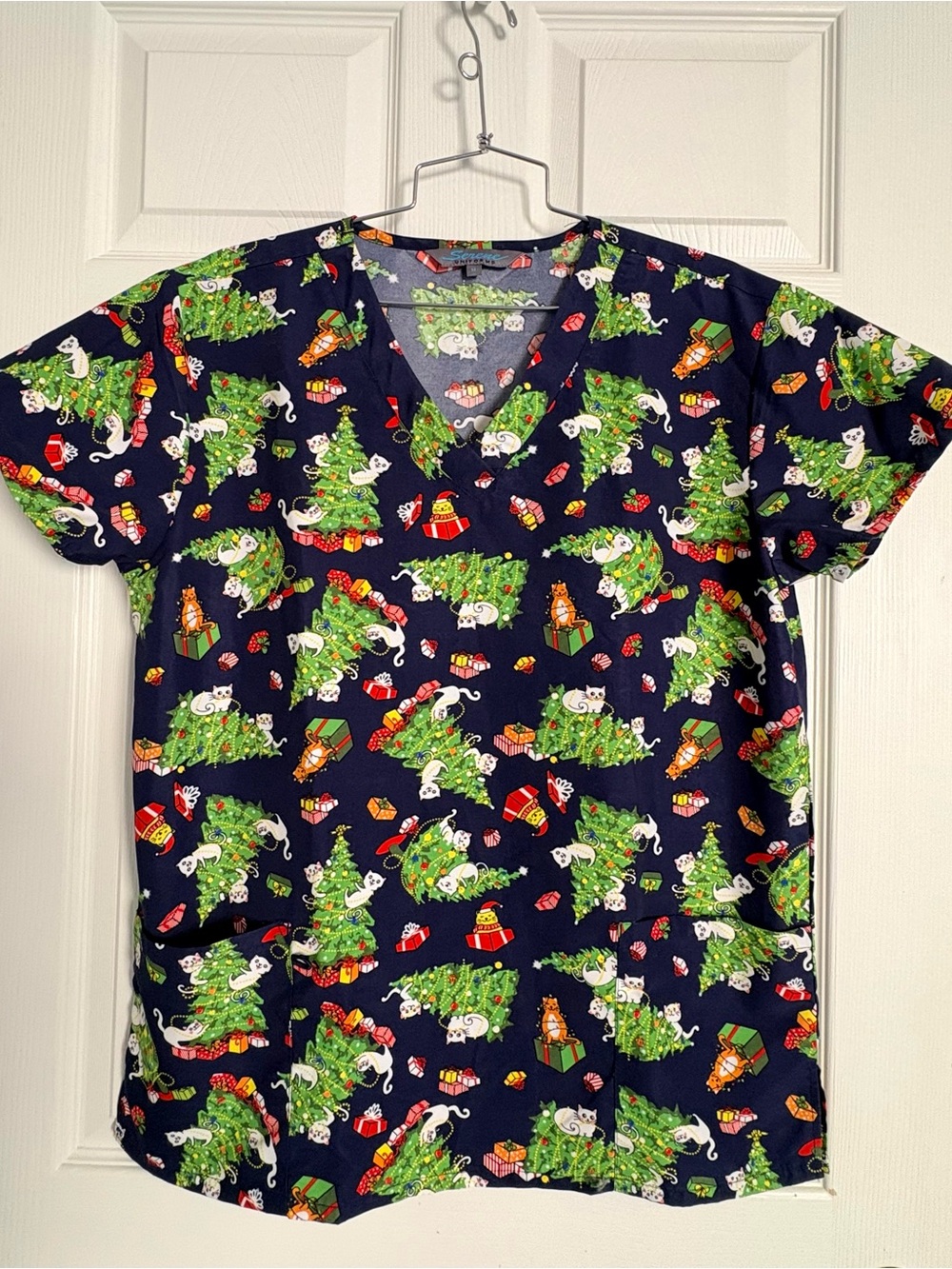 Women's Scrub Top Size M Medium Christmas Trees & Cats, Navy blue Vet or Nursing